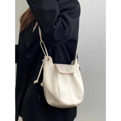 Ielgy Ladies White Simple All-Match Preppy Style High-End Bucket Shoulder Messenger Bag