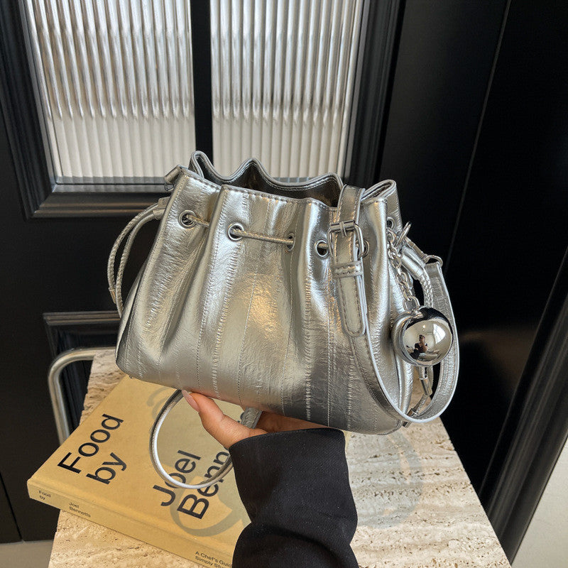 Ielgy Ladies Pleated Silver Messenger Bag All-Match Design Sense Shoulder Bag Ding Bucket Bag