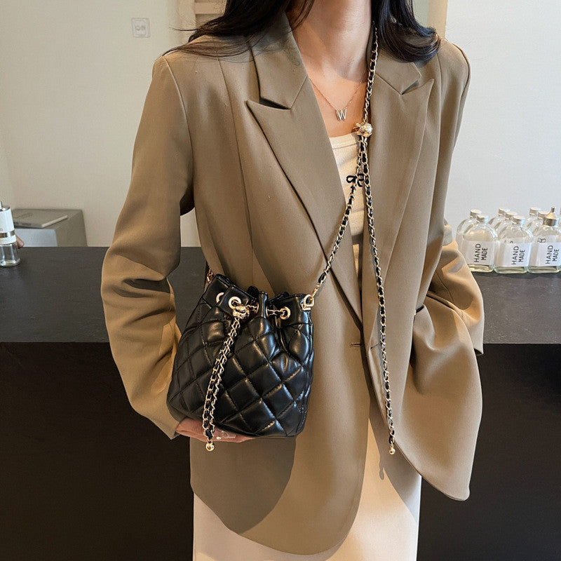 Ielgy Diamond Chain Crossbody Drawstring Bucket Bag Round Barrel Shoulder Bag