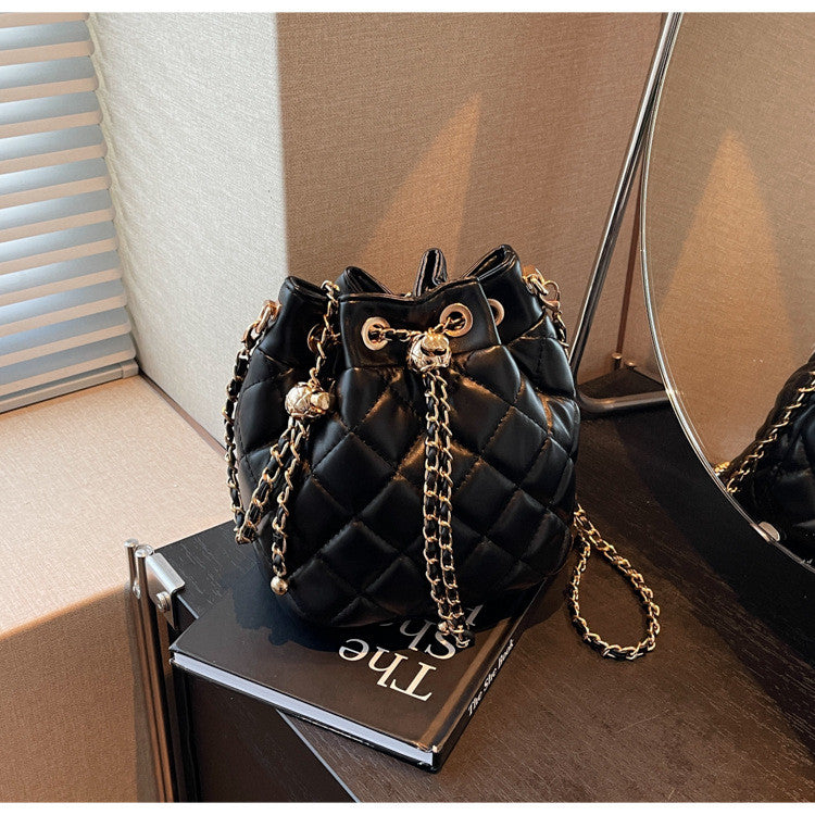 Ielgy Diamond Chain Crossbody Drawstring Bucket Bag Round Barrel Shoulder Bag